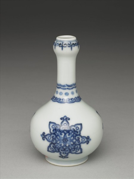 青花寶相花紋蒜頭瓶