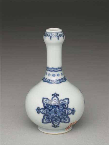 青花寶相花紋蒜頭瓶