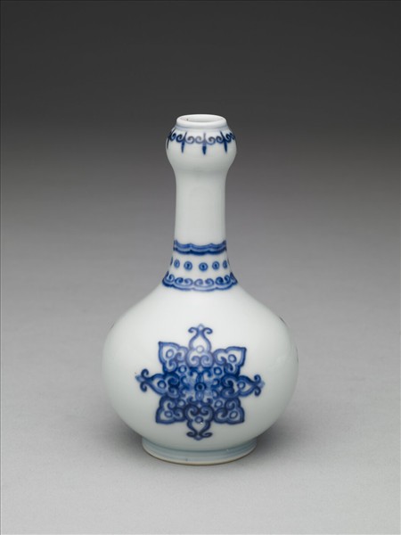 青花寶相花紋蒜頭瓶