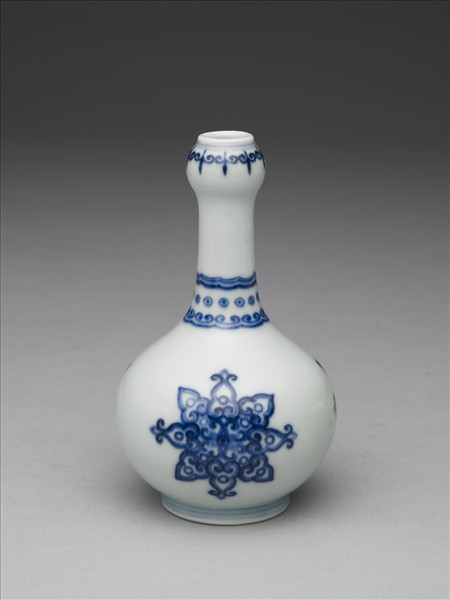 青花寶相花紋蒜頭瓶