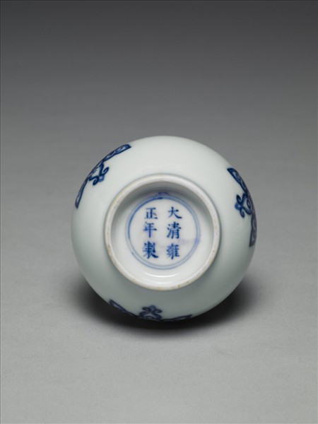 青花寶相花紋蒜頭瓶