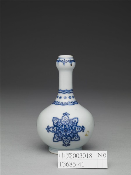 青花寶相花紋蒜頭瓶