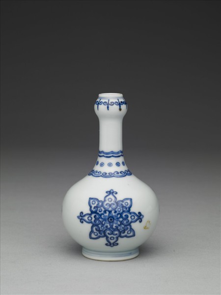 青花寶相花紋蒜頭瓶