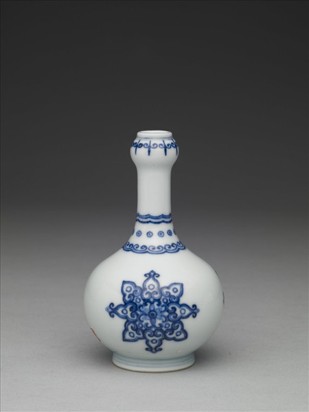 青花寶相花紋蒜頭瓶