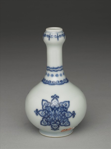 青花寶相花紋蒜頭瓶