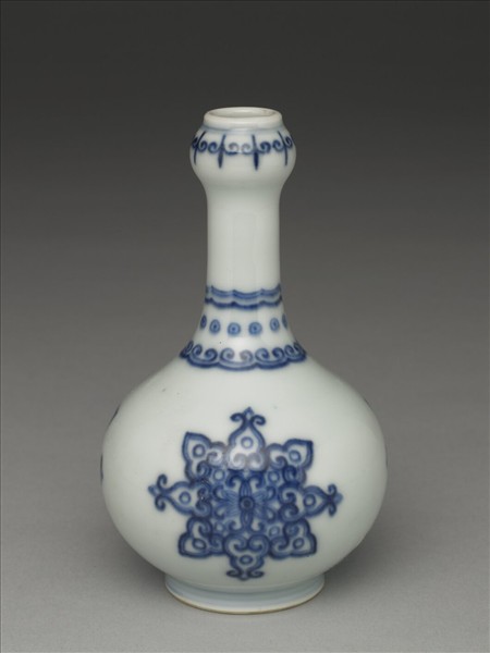 青花寶相花紋蒜頭瓶