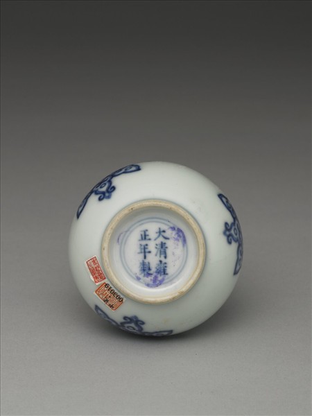 青花寶相花紋蒜頭瓶