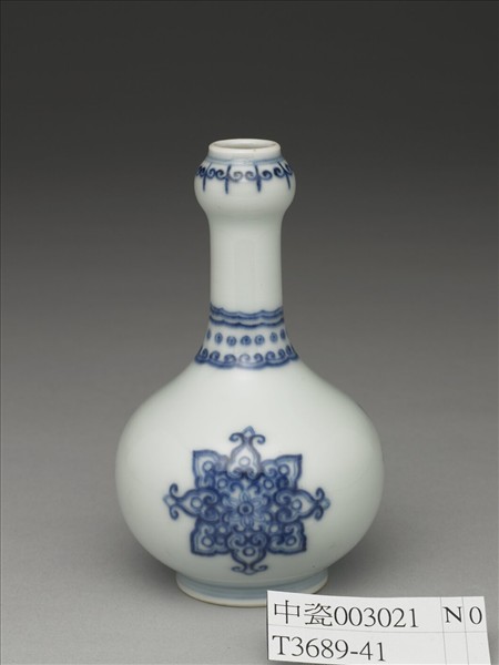 青花寶相花紋蒜頭瓶