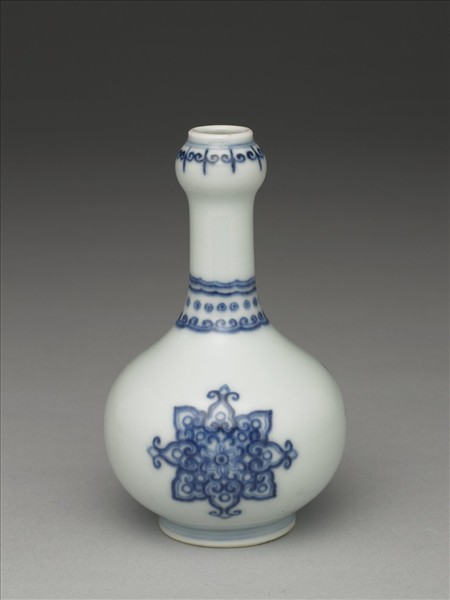 青花寶相花紋蒜頭瓶