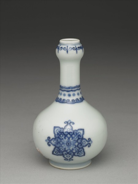 青花寶相花紋蒜頭瓶