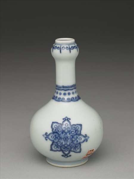 青花寶相花紋蒜頭瓶