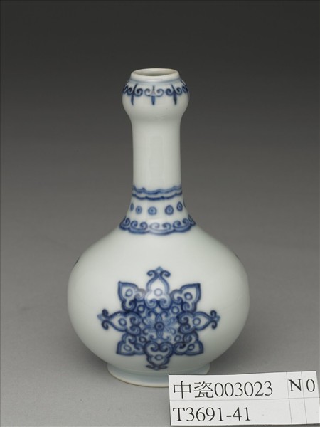 青花寶相花紋蒜頭瓶