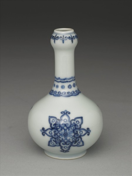 青花寶相花紋蒜頭瓶