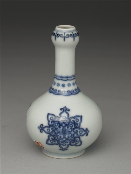 青花寶相花紋蒜頭瓶