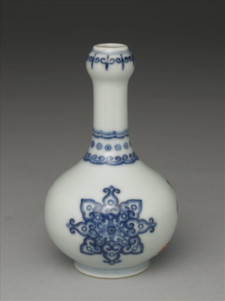 青花寶相花紋蒜頭瓶