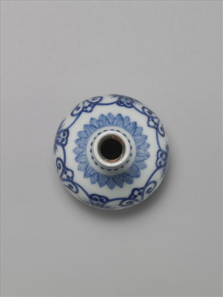 青花番蓮紋小瓶