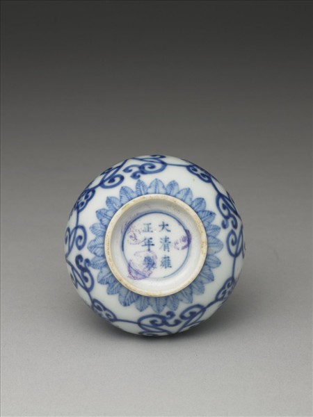 青花番蓮紋小瓶