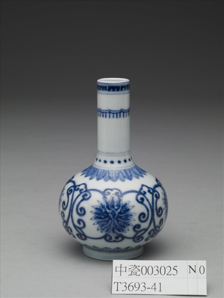 青花番蓮紋小瓶