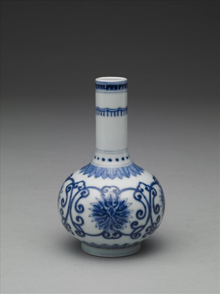 青花番蓮紋小瓶