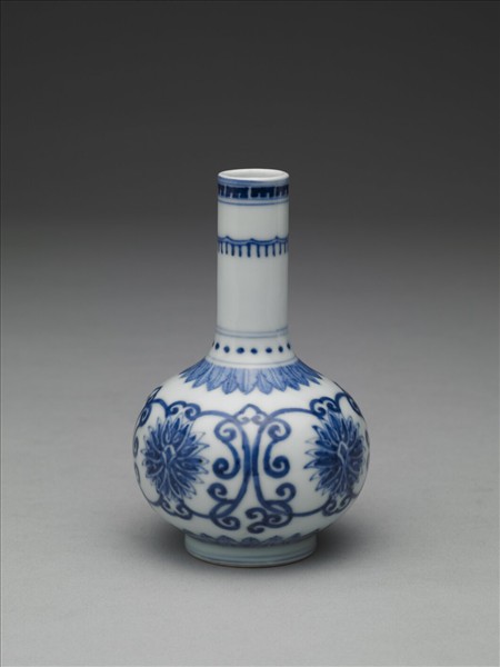 青花番蓮紋小瓶