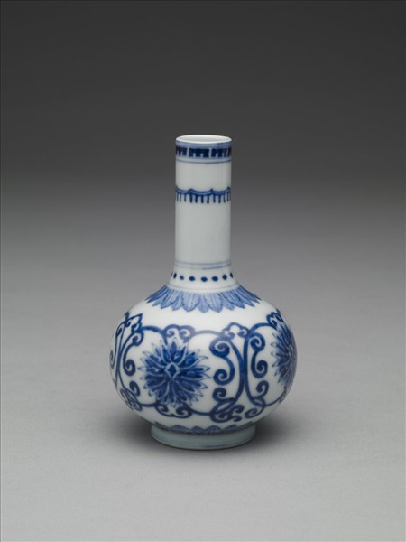 青花番蓮紋小瓶
