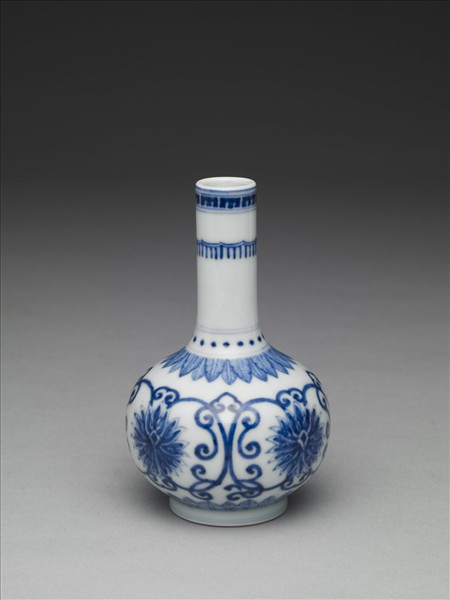 青花番蓮紋小瓶