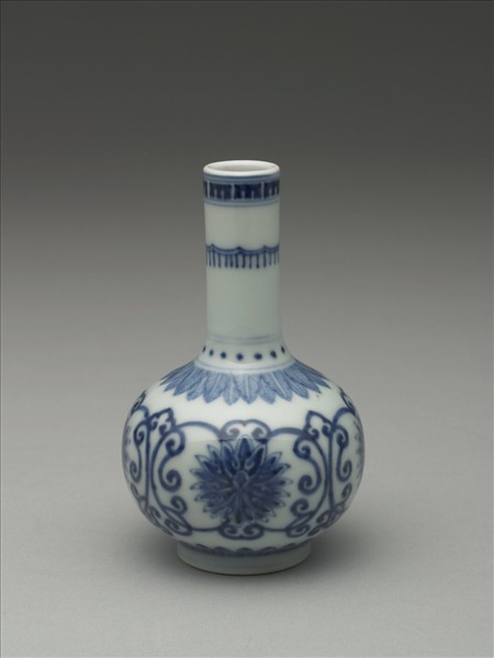 青花番蓮紋長頸瓶