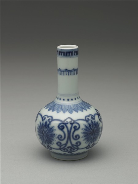 青花番蓮紋長頸瓶