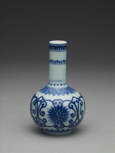 青花番蓮紋小瓶