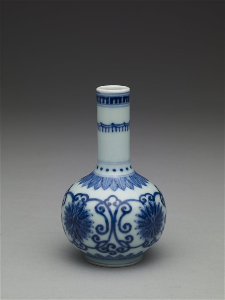 青花番蓮紋小瓶