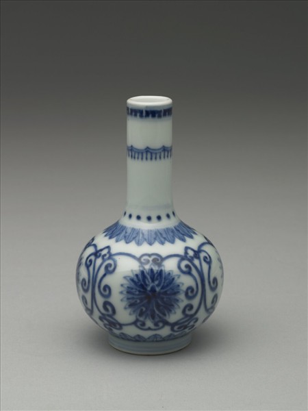 青花番蓮紋長頸瓶