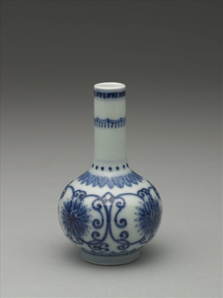 青花番蓮紋長頸瓶