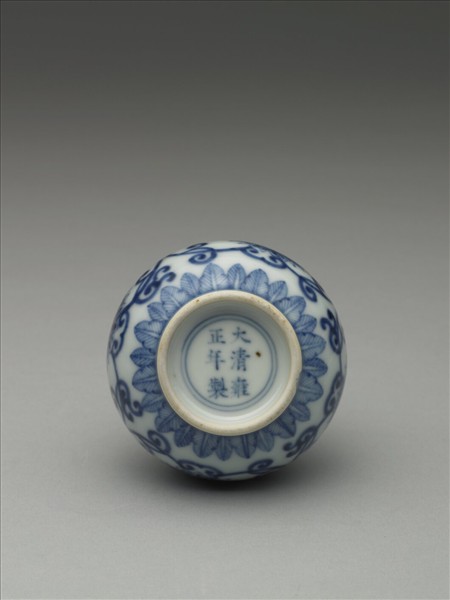 青花番蓮紋長頸瓶