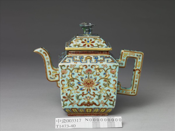 粉彩描金番蓮紋方茶壺