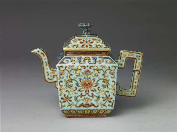 粉彩描金番蓮紋方茶壺