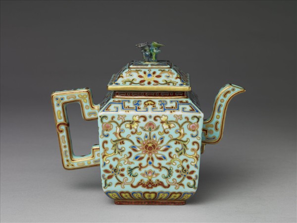 粉彩描金番蓮紋方茶壺