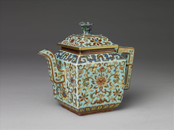 粉彩描金番蓮紋方茶壺