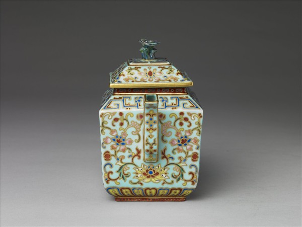 粉彩描金番蓮紋方茶壺