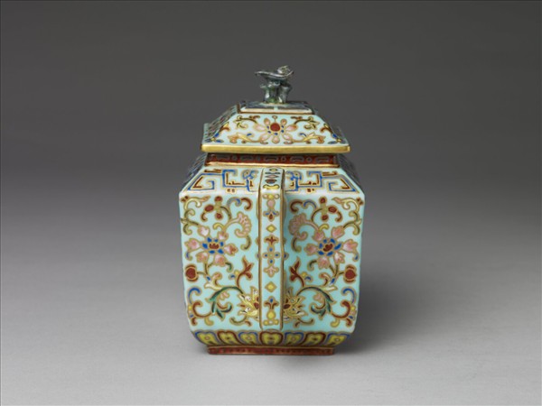 粉彩描金番蓮紋方茶壺