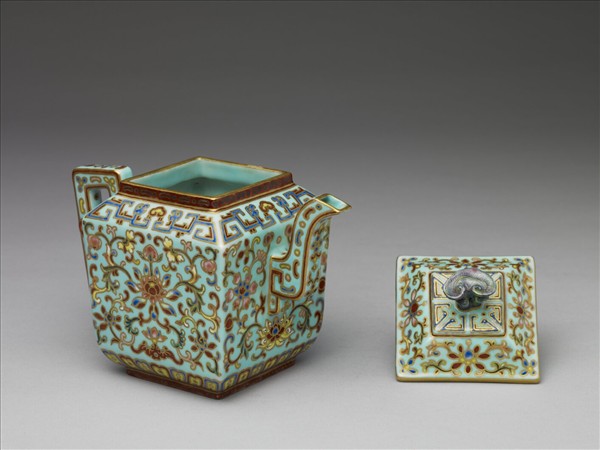 粉彩描金番蓮紋方茶壺