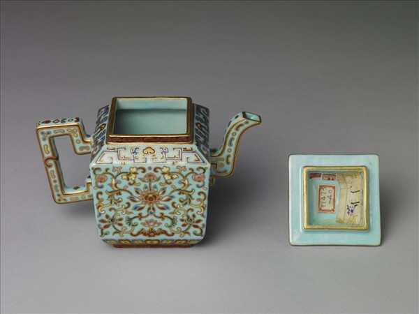 粉彩描金番蓮紋方茶壺