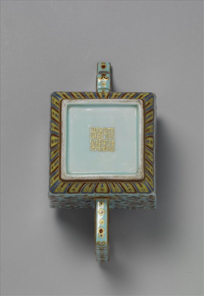 粉彩描金番蓮紋方茶壺