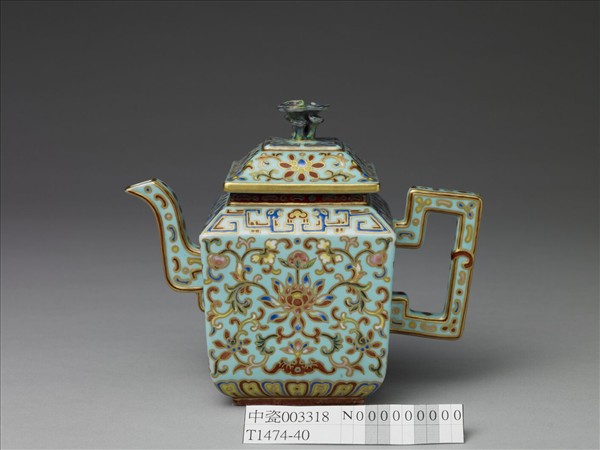 粉彩藍地番蓮紋方壺