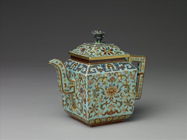 粉彩藍地番蓮紋方壺