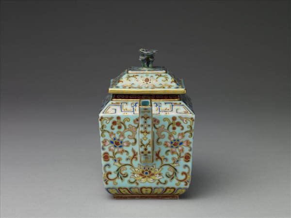 粉彩藍地番蓮紋方壺