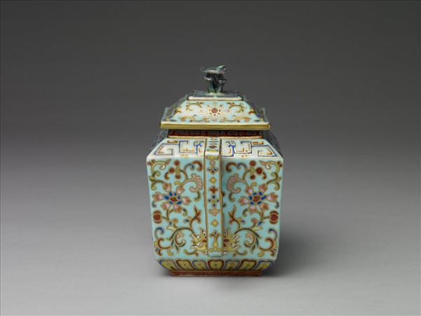 粉彩藍地番蓮紋方壺