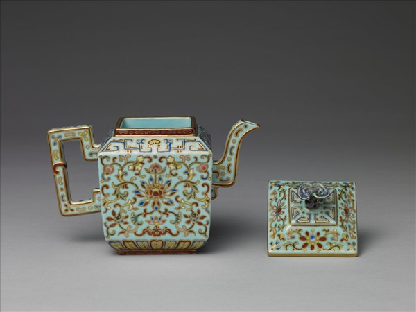 粉彩藍地番蓮紋方壺