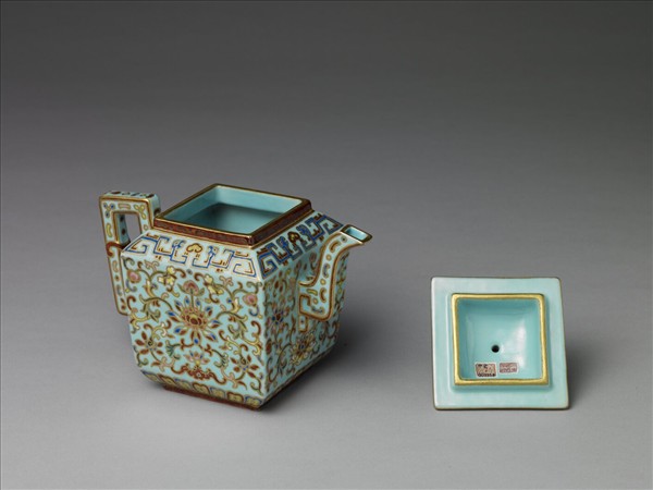 粉彩藍地番蓮紋方壺