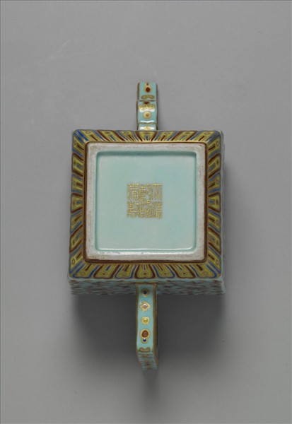 粉彩藍地番蓮紋方壺