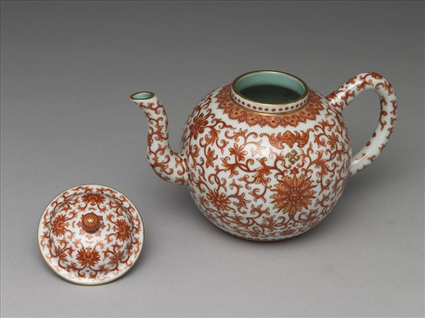 白瓷紅彩描金番蓮紋壺